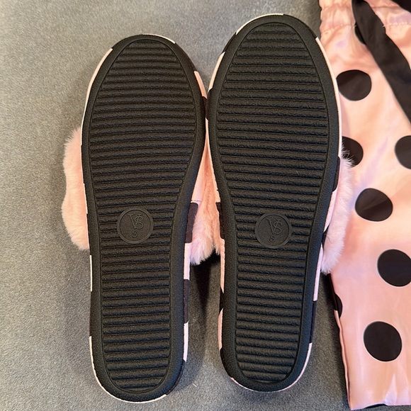 Victoria’s Secret polka dot slippers with sac bag - Picture 3 of 6